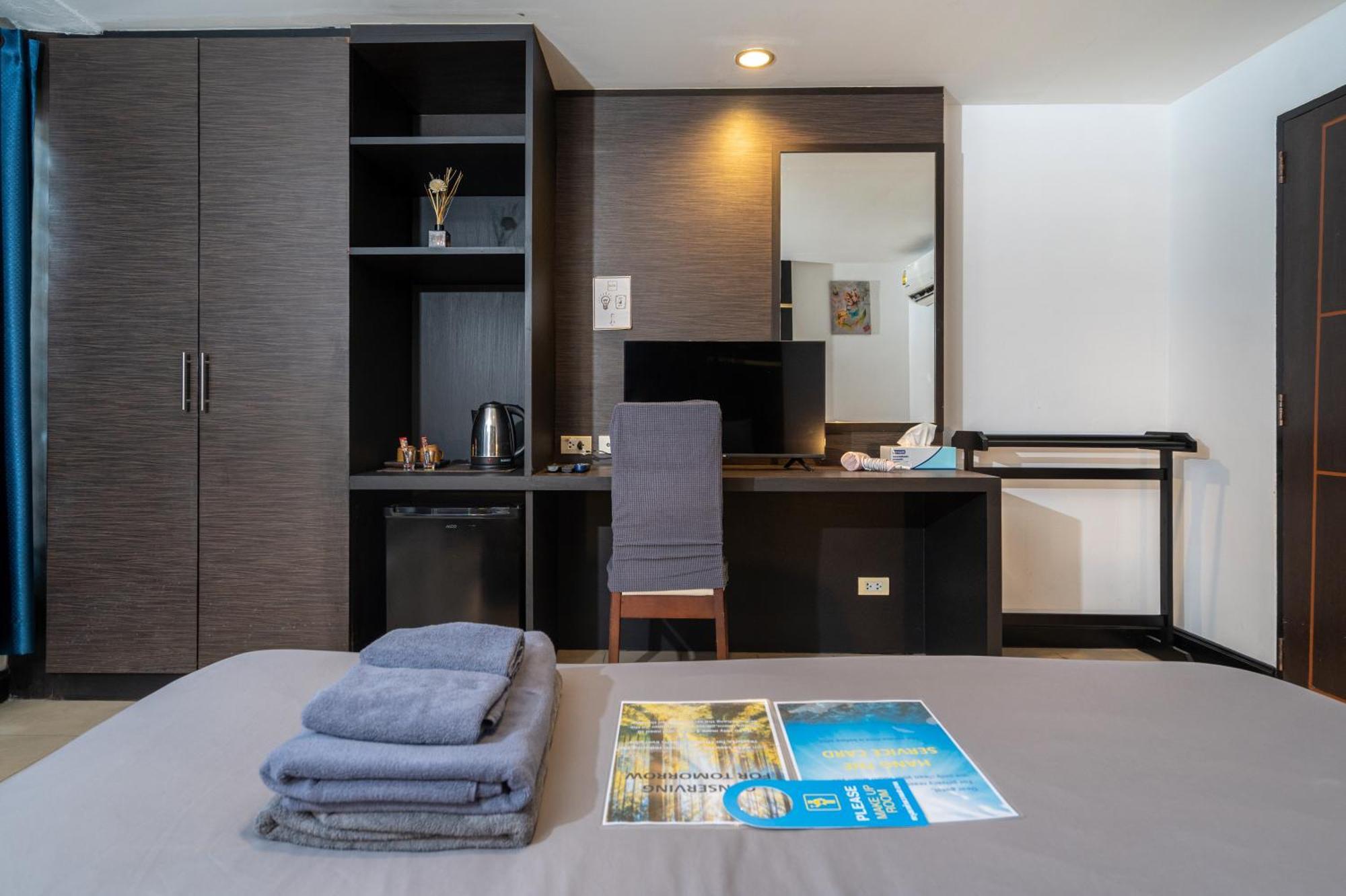 Patong Black Pantera Hostel מראה חיצוני תמונה