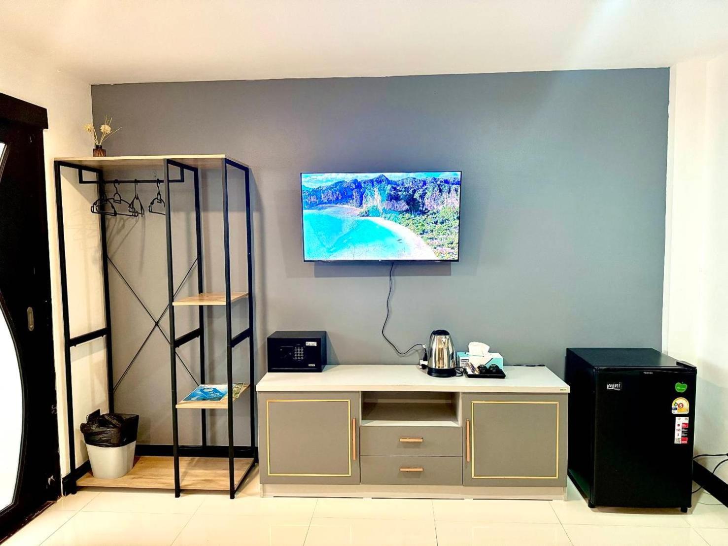 Patong Black Pantera Hostel מראה חיצוני תמונה